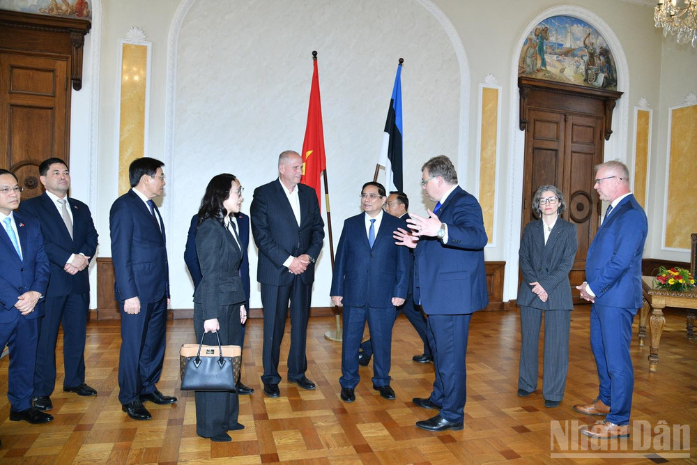 Thủ tướng Phạm Minh Chính trao đổi ý kiến với Chủ tịch Quốc hội Estonia Lauri Hussar. (Ảnh: THANH GIANG) ndo_br_b3.jpg