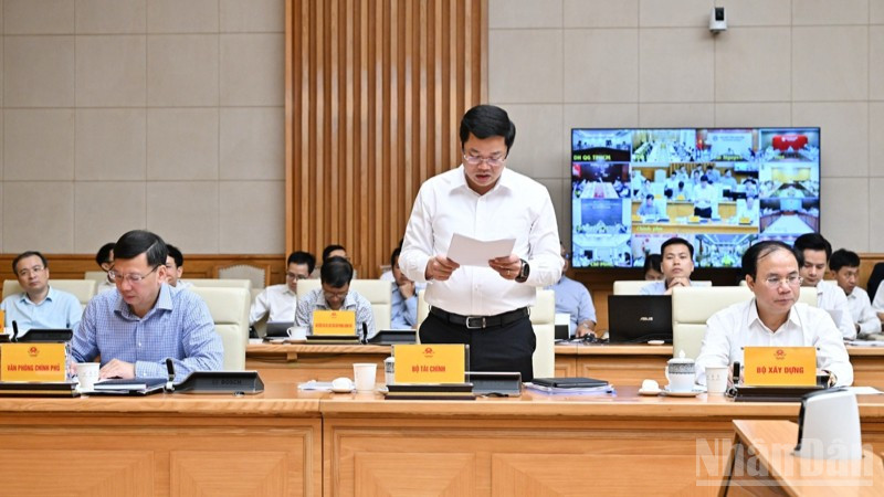 Lãnh đạo Bộ Tài chính báo cáo tại phiên họp. (Ảnh: Trần Hải) ndo_br_a5-5664.jpg