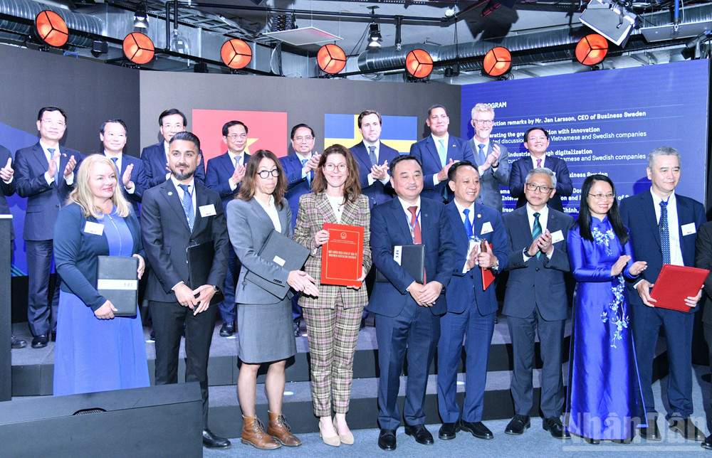 Thủ tướng Phạm Minh Chính, quan chức Thuỵ Điển cùng các tập đoàn, doanh nghiệp hai nước trao thoả thuận hợp tác tại Diễn đàn. (Ảnh: THANH GIANG)