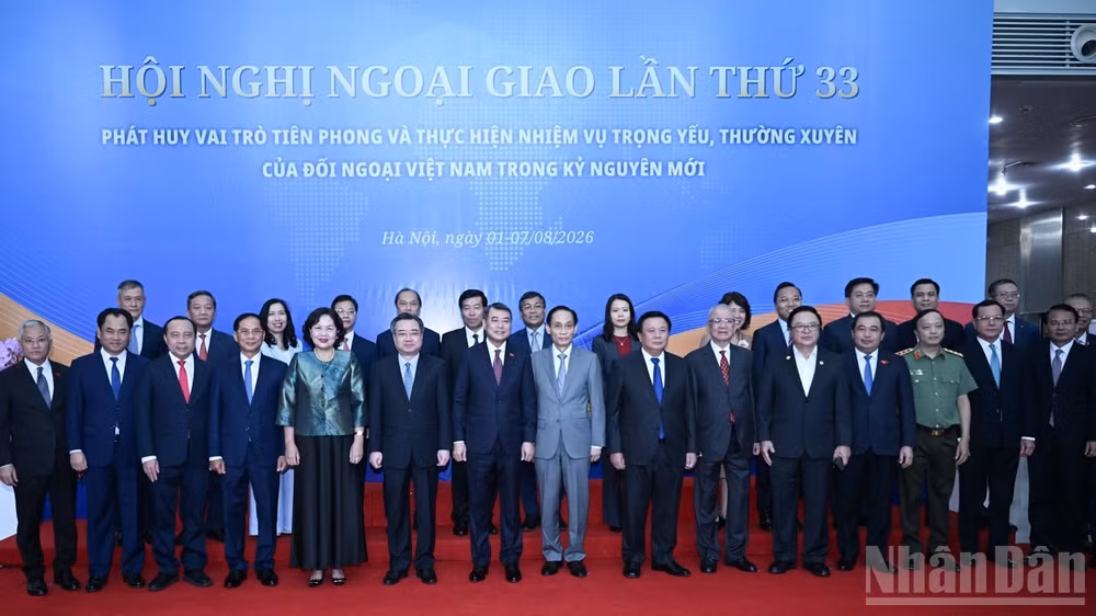 Thủ tướng Ch&iacute;nh phủ L&ecirc; Minh Hưng với c&aacute;c đồng ch&iacute; l&atilde;nh đạo, đại biểu tham dự Phi&ecirc;n to&agrave;n thể. (Ảnh: TRẦN HẢI)