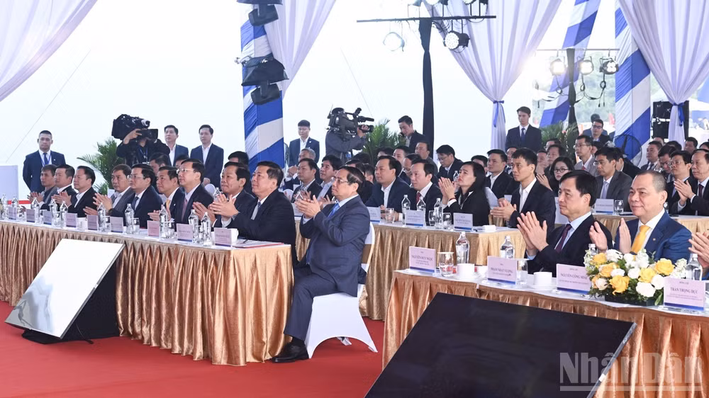 Thủ tướng Chính phủ Phạm Minh Chính và các đồng chí lãnh đạo, đại biểu dự Lễ khởi công, khánh thành, thông xe kỹ thuật 234 công trình, dự án chào mừng Đại hội đại biểu toàn quốc lần thứ XIV của Đảng. (Ảnh: Trần Hải)