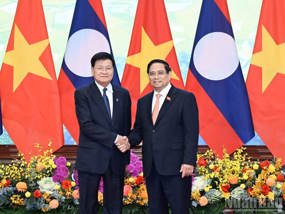 Thủ tướng Phạm Minh Chính và Tổng Bí thư, Chủ tịch nước Lào Thongloun Sisoulith. (Ảnh: TRẦN HẢI)