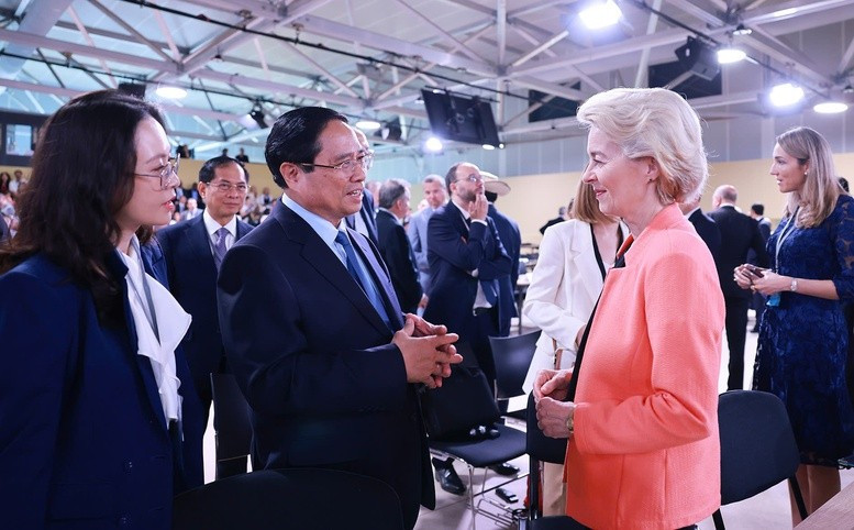 Thủ tướng Chính phủ Phạm Minh Chính gặp Chủ tịch Ủy ban Châu Âu Ursula von der Leyen. (Ảnh: VGP/Nhật Bắc) eu2.jpg