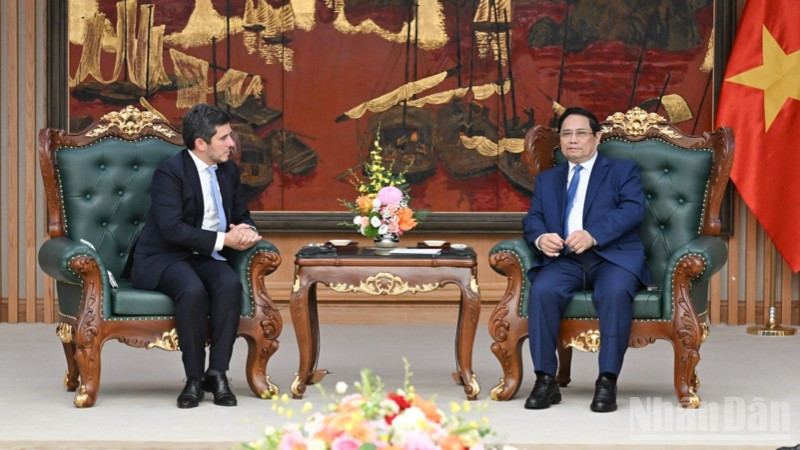 Thủ tướng Chính phủ Phạm Minh Chính tiếp ông Gerald Toledano, thành viên Ban Điều hành, Giám đốc mảng sản phẩm cổ phiếu và đa tài sản toàn cầu của FTSE Russell. (Ảnh: TRẦN HẢI) ndo_br_b2-5797-7326.jpg