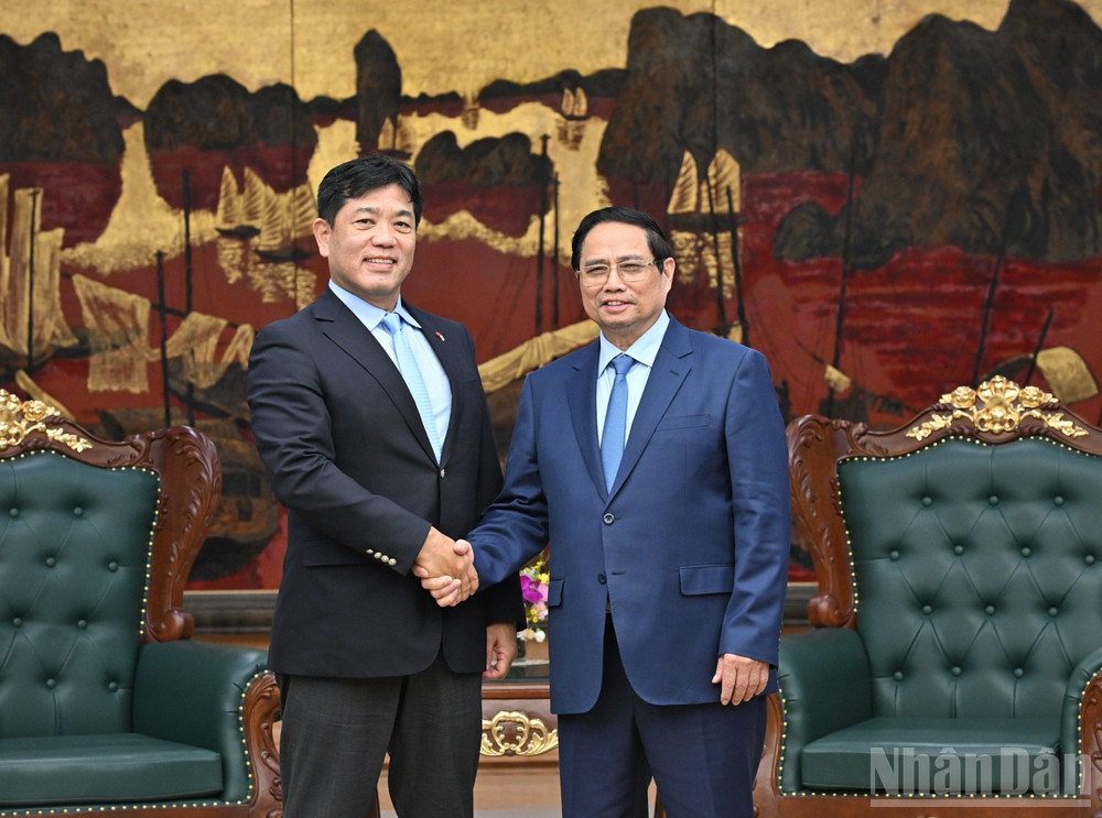 Thủ tướng Phạm Minh Chính và ông Yukihito Honda, Tổng Giám đốc điều hành khối Phát triển đô thị đa dạng của Tập đoàn Sumitomo. (Ảnh: Trần Hải)