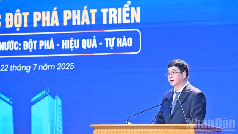 Lãnh đạo Đại học Phenikaa phát biểu ý kiến tại buổi lễ. (Ảnh: TRẦN HẢI)