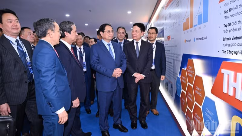 Thủ tướng Phạm Minh Chính nghe giới thiệu về Đại học Phenikaa. (Ảnh: TRẦN HẢI)