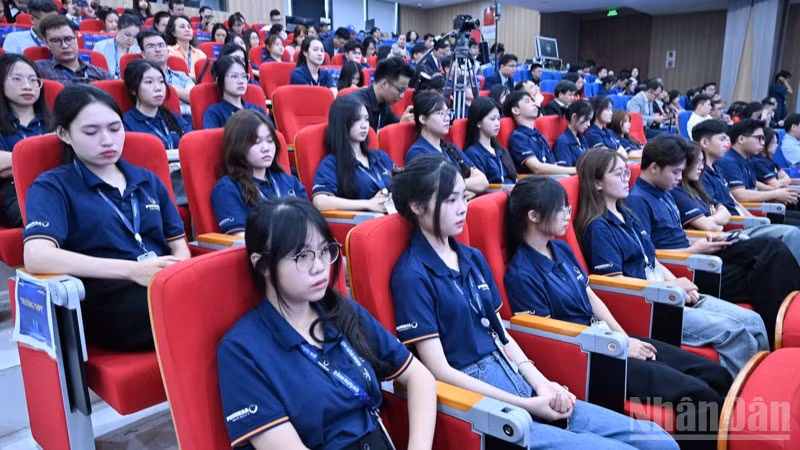 Các sinh viên Đại học Phenikaa tham dự buổi lễ. (Ảnh: TRẦN HẢI)