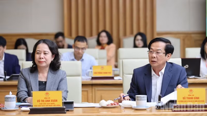 Các đồng chí lãnh đạo, đại biểu tham dự phiên họp. (Ảnh: Trần Hải)