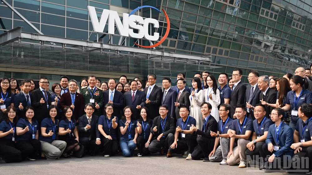 Thủ tướng Chính phủ Phạm Minh Chính với cán bộ, nhân viên Trung tâm Vũ trụ Việt Nam. (Ảnh: TRẦN HẢI)