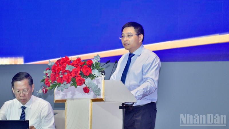 Bộ trưởng Tài chính Nguyễn Văn Thắng công bố Quyết định của Thủ tướng Chính phủ thành lập Ban Chỉ đạo về Trung tâm tài chính quốc tế tại Việt Nam. (Ảnh: Thanh Giang) ndo_br_a4-3183.jpg