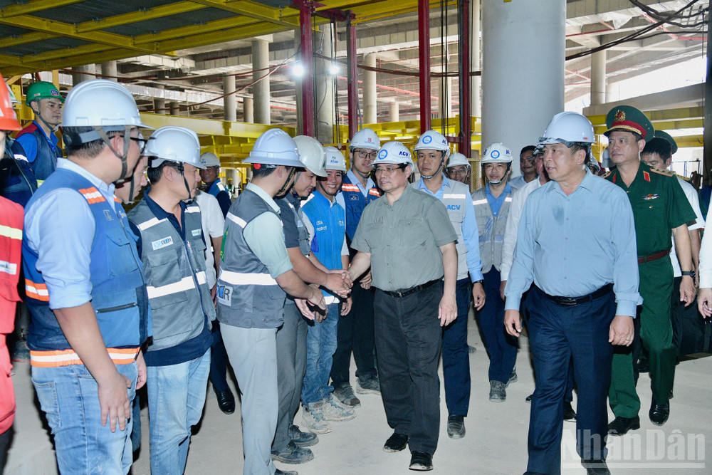 Thủ tướng Phạm Minh Chính tới thăm, động viên các đơn vị đang thi công nhà ga chính Sân bay Long Thành. (Ảnh: THANH GIANG) ndo_br_c6.jpg
