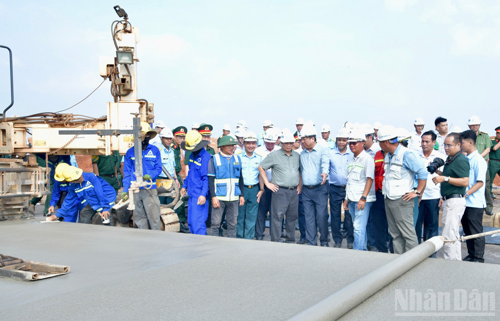 Thủ tướng Phạm Minh Chính thị sát hạng mục thi công đường cất hạ cánh Cảng hàng không quốc tế Long Thành. (Ảnh: THANH GIANG) ndo_br_c2.jpg
