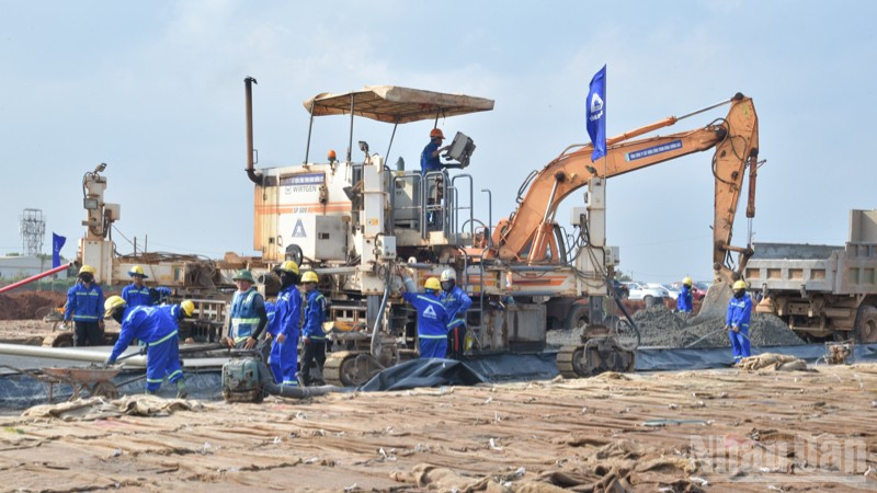 Thi công đường cất hạ cánh Cảng hàng không quốc tế Long Thành. (Ảnh: THANH GIANG) ndo_br_c4-4607.jpg