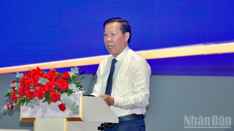 Chủ nghiệm Ủy ban Kinh tế và Tài chính của Quốc hội Phan Văn Mãi công bố Nghị quyết 222/2025/QH15 của Quốc hội. (Ảnh: Thanh Giang) ndo_br_a2-5445.jpg