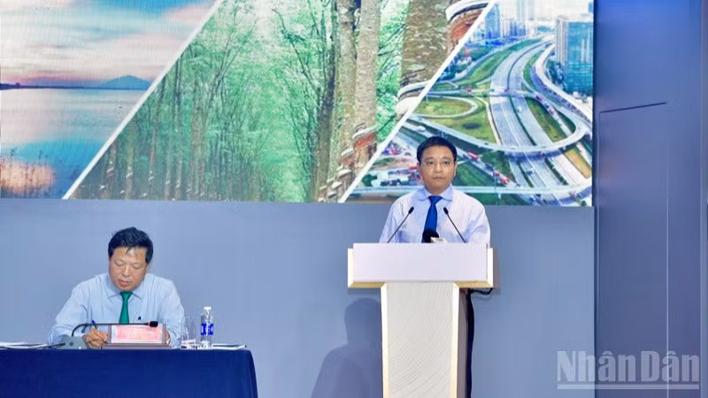 Bộ trưởng Tài chính Nguyễn Văn Thắng báo cáo tại hội nghị. (Ảnh: Thanh Giang)