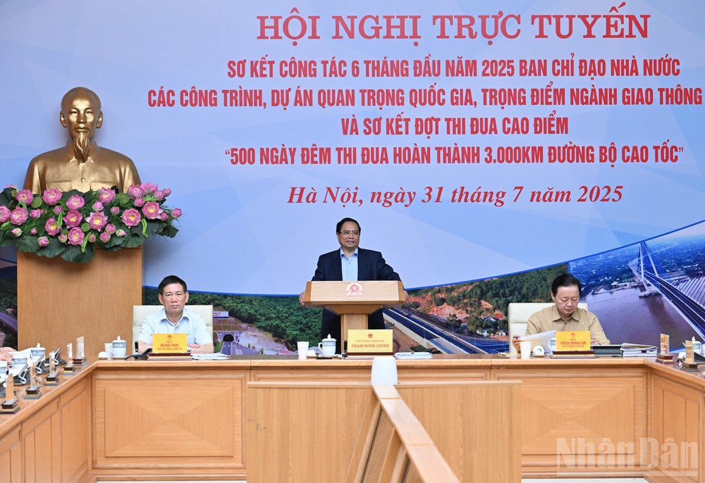 Thủ tướng Chính phủ Phạm Minh Chính chủ trì hội nghị. (Ảnh: Trần Hải)