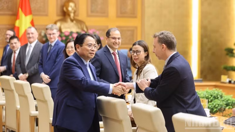 Thủ tướng Chính phủ Phạm Minh Chính với đại diện lãnh đạo các doanh nghiệp Anh quốc. (Ảnh: Trần Hải)