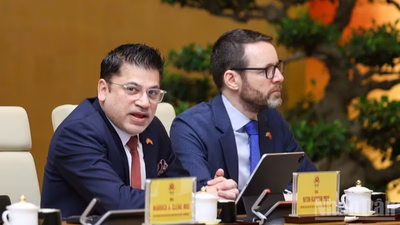 Ông Nitin Kapoor – Phó Chủ tịch khu vực và quốc tế, ngành hàng vaccine và miễn dịch của Tập đoàn AstraZeneca, Chủ tịch AstraZeneca Việt Nam phát biểu tại Toạ đàm. (Ảnh: Trần Hải)