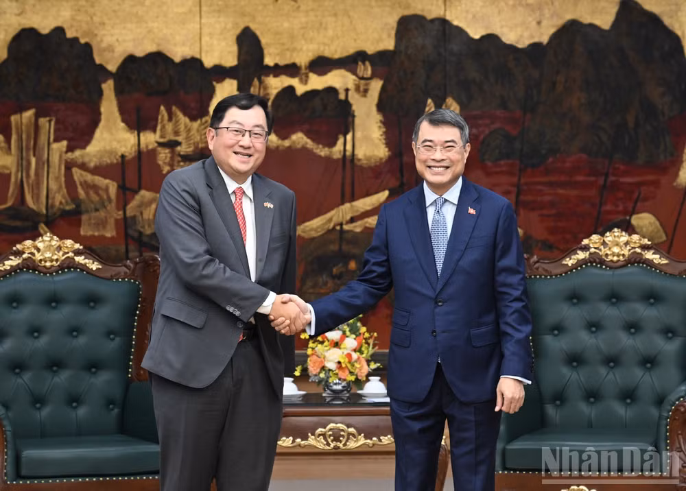 Thủ tướng Chính phủ Lê Minh Hưng và Đại sứ Malaysia tại Việt Nam Tan Yang Thai. (Ảnh: Trần Hải)