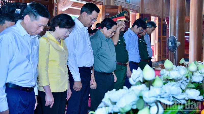 Thủ tướng Phạm Minh Chính và Đoàn công tác dành một phút mặc niệm tưởng nhớ Chủ tịch Hồ Chí Minh và các Anh hùng liệt sĩ. ndo_br_a4-5494.jpg