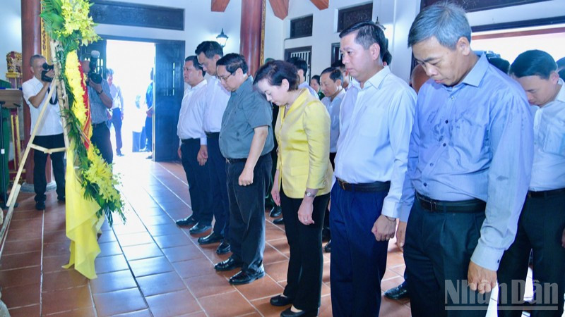 Thủ tướng Phạm Minh Chính và Đoàn công tác dành một phút mặc niệm tưởng nhớ các Anh hùng liệt sĩ. ndo_br_a9-5968.jpg