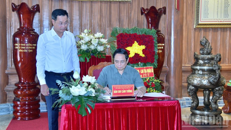 Thủ tướng Phạm Minh Chính ghi lưu bút tại Đền thờ. ndo_br_a5-4502.jpg