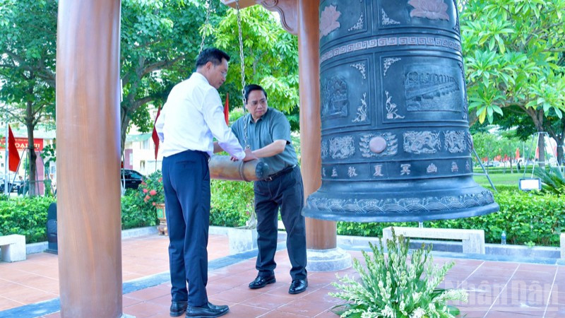Thủ tướng Phạm Minh Chính thực hiện nghi thức thỉnh chuông tại Đền thờ Chủ tịch Hồ Chí Minh và các Anh hùng liệt sĩ. (Ảnh: THANH GIANG) ndo_br_a2-1483.jpg