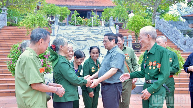 Thủ tướng Phạm Minh Chính với các cựu chiến binh, cựu thanh niên xung phong tại Đền tưởng niệm. ndo_br_a11-8299.jpg