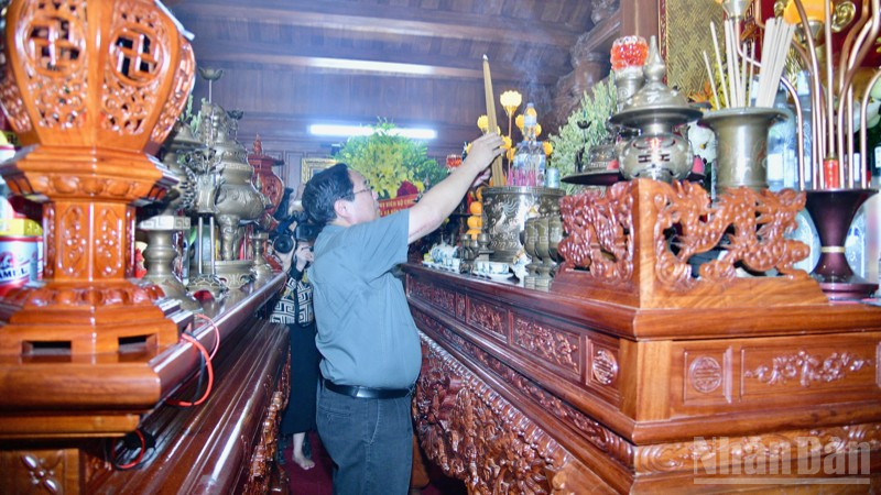 Thủ tướng Phạm Minh Chính dâng hương tại Đền thờ Chủ tịch Hồ Chí Minh và các Anh hùng liệt sĩ. ndo_br_a3-7215.jpg