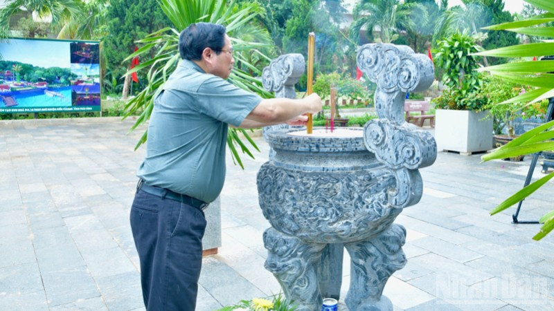 Thủ tướng Phạm Minh Chính dâng hương tưởng niệm các Anh hùng liệt sĩ tại Di tích lịch sử bến phà II Long Đại. ndo_br_a12-6740.jpg