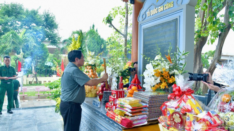 Thủ tướng Phạm Minh Chính dâng hương tại Nhà bia tưởng niệm 16 liệt sĩ thanh niên xung phong. ndo_br_a13-2340.jpg