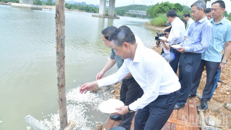 Thủ tướng Phạm Minh Chính thực hiện nghi thức rải hoa xuống sông Long Đại. ndo_br_a15-713.jpg