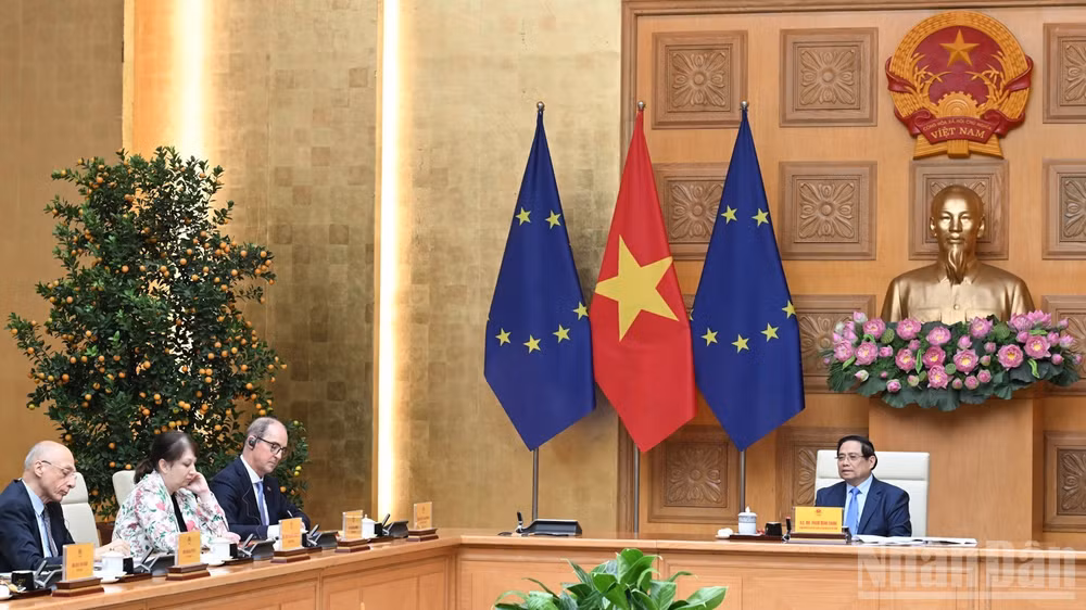 Thủ tướng Chính phủ Phạm Minh Chính chủ trì buổi gặp mặt các Đại sứ, Đại biện Liên minh châu Âu (EU) và các nước thành viên EU tại Hà Nội và kiêm nhiệm. (Ảnh: Trần Hải)