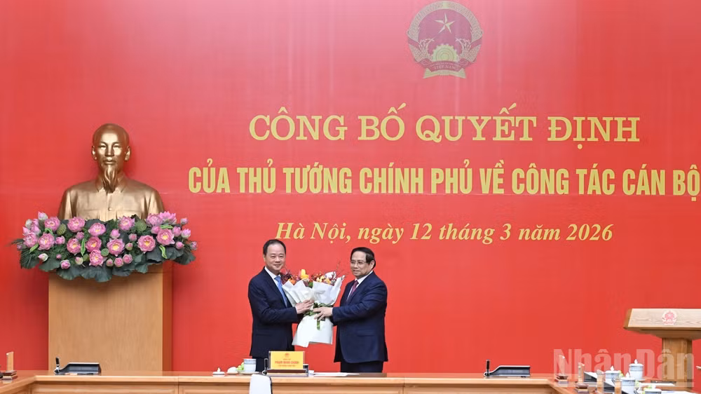 Thủ tướng Chính phủ Phạm Minh Chính trao quyết định bổ nhiệm và tặng hoa chúc mừng Chủ tịch Viện Khoa học và Công nghệ Việt Nam Trần Hồng Thái. (Ảnh: TRẦN HẢI)