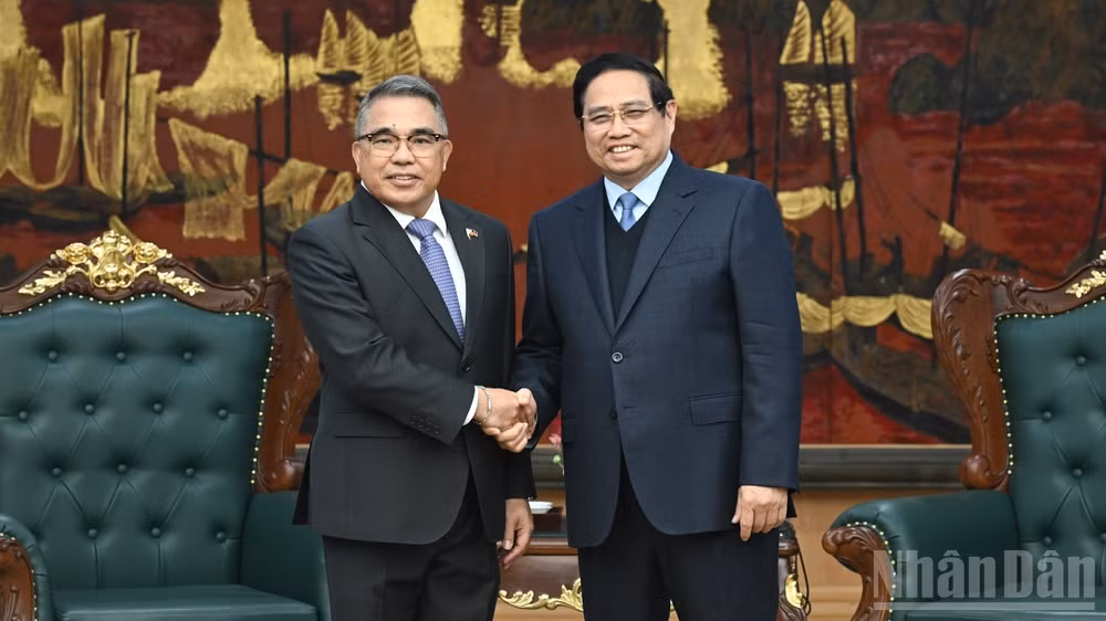 Thủ tướng Chính phủ Phạm Minh Chính và Đại sứ Philippines tại Việt Nam Meynardo Los Banos Montealegre. (Ảnh: Trần Hải)