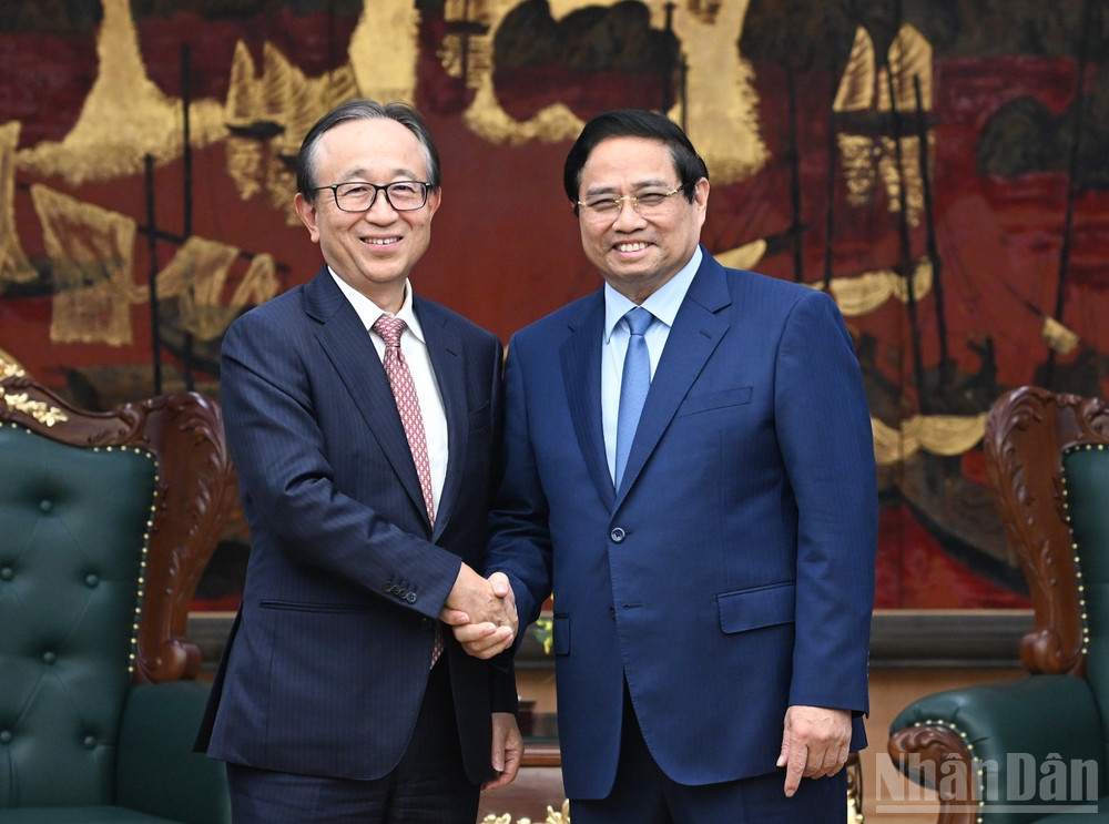 Thủ tướng Phạm Minh Chính và ông Hironori Kamezawa, Tổng Giám đốc Tập đoàn tài chính MUFG (Nhật Bản). (Ảnh: Trần Hải) ndo_br_ab1.jpg