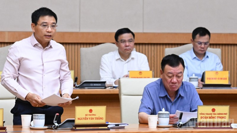 Bộ trưởng Tài chính Nguyễn Văn Thắng báo cáo tại phiên họp. (Ảnh: TRẦN HẢI) ndo_br_a10-5113.jpg