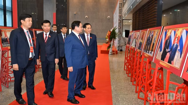 Thủ tướng Phạm Minh Chính thăm triển lãm ảnh về thành tựu của ngành ngoại giao (Ảnh: TRẦN HẢI)