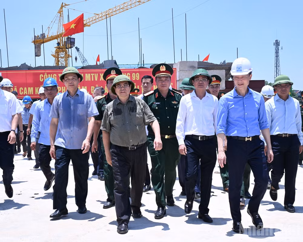 Thủ tướng Chính phủ Phạm Minh Chính thị sát công trường xây dựng cầu Phong Châu mới.