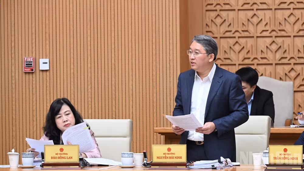 Bộ trưởng Tư pháp Nguyễn Hải Ninh phát biểu ý kiến tại phiên họp. (Ảnh: Trần Hải)