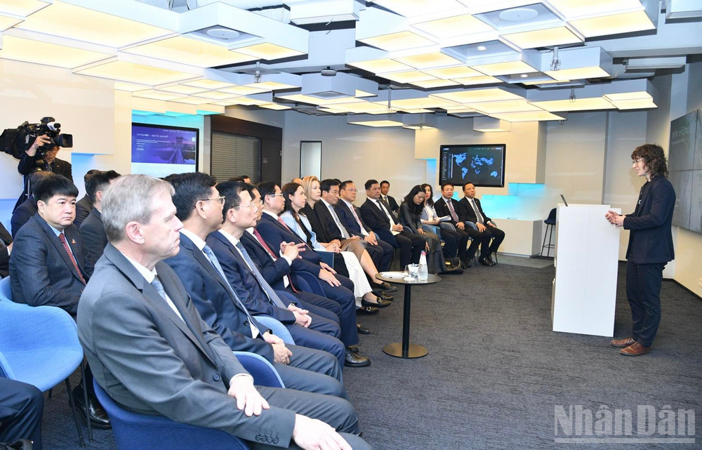 Thủ tướng Phạm Minh Chính nghe lãnh đạo Trung tâm e-Estonia giới thiệu về mô hình hoạt động của Trung tâm. (Ảnh: THANH GIANG)