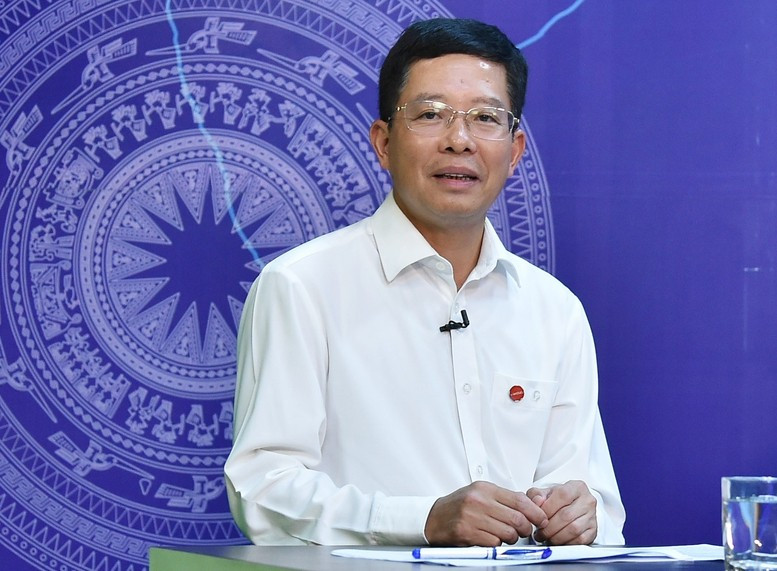 Đại tá Đào Xuân Vũ, Phó Tổng giám đốc Tập đoàn Công nghiệp-Viễn thông Quân đội (Viettel), thông tin về những kết quả mà Viettel đã đóng góp suốt thời gian để góp phần bàn giao nhà cho bà con. td6.jpg