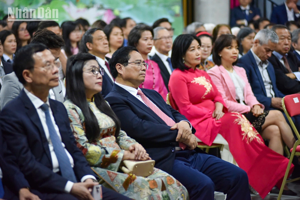 Thủ tướng Phạm Minh Chính và Phu nhân cùng các đồng chí lãnh đạo, đại biểu tham dự buổi gặp gỡ. (Ảnh: MINH DUY) d2.jpg