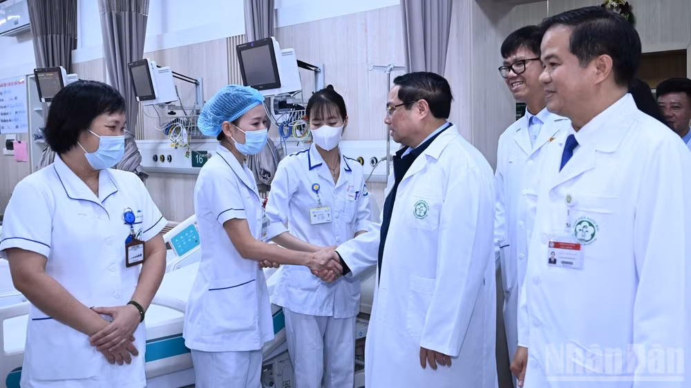 Thủ tướng Chính phủ Phạm Minh Chính thăm, động viên, chúc Tết y, bác sĩ Trung tâm Cấp cứu A9, Bệnh viện Bạch Mai. (Ảnh: Trần Hải)