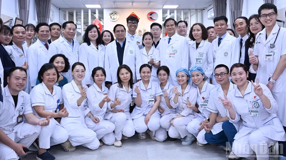 Thủ tướng Phạm Minh Chính và đội ngũ y, bác sĩ Trung tâm Cấp cứu A9, Bệnh viện Bạch Mai. (Ảnh: Trần Hải)