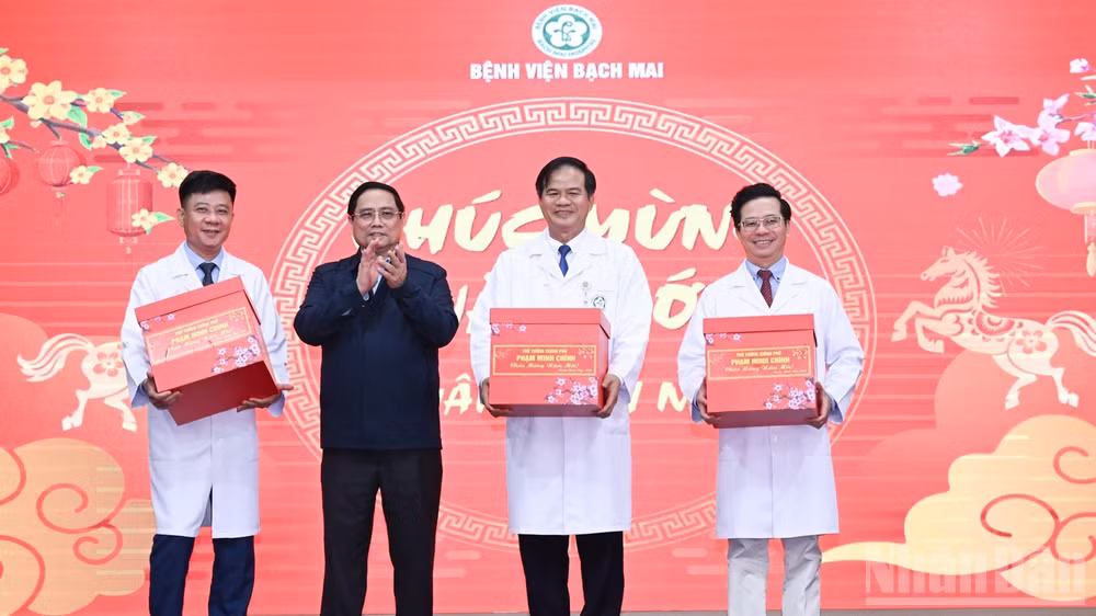 Thủ tướng Phạm Minh Chính tặng quà động viên, chúc Tết đội ngũ y, bác sĩ Bệnh viện Bạch Mai đang ứng trực, phục vụ khám chữa bệnh cho nhân dân. (Ảnh: Trần Hải)