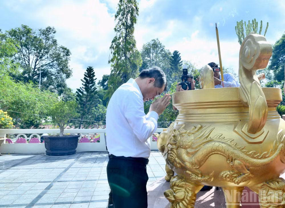 Mansion88 Casino & Thể Thao Link Mới Chính phủ Lê Minh Hưng dâng hương tại Nghĩa trang Liệt sĩ thành phố Cần Thơ. (Ảnh: Thanh Giang)