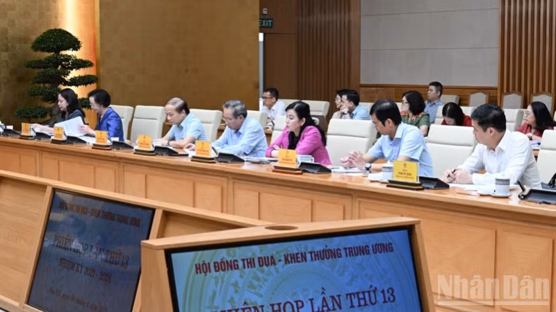 Các thành viên Hội đồng tham dự Phiên họp. (Ảnh: TRẦN HẢI)