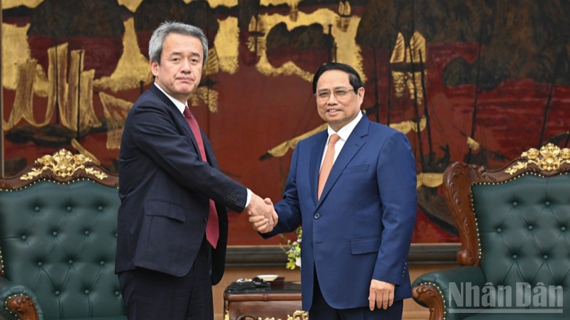 Thủ tướng Chính phủ Phạm Minh Chính và ông Masayuki Omoto, Tổng Giám đốc Tập đoàn Marubeni, Nhật Bản. (Ảnh: TRẦN HẢI)